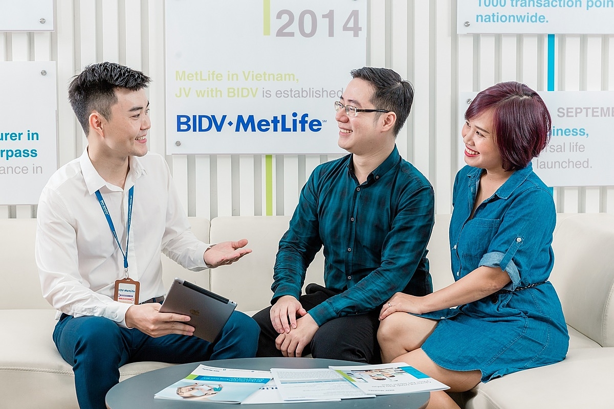 Nhân viên BIDV MetLife đang tư vấn sản phẩm Quà tặng Hạnh phúc cho khách hàng.