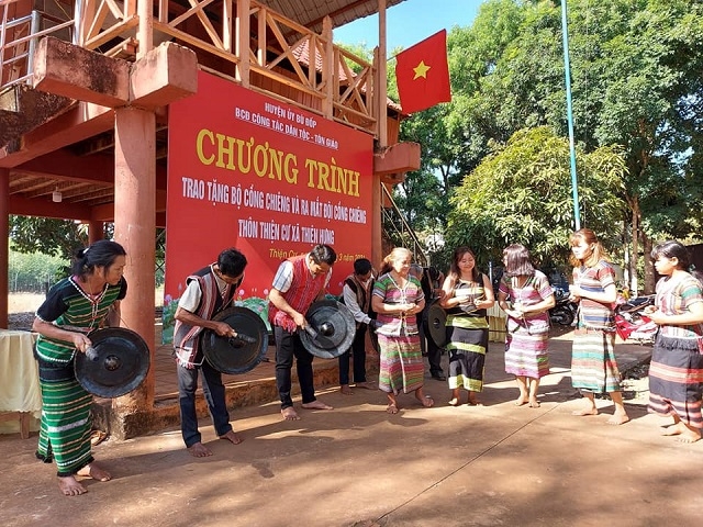 Thành viên đội cồng chiêng huyện Bù Đốp biểu diễn (Ảnh:TL)