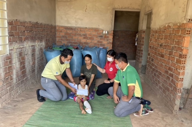 Trao tiền hỗ trợ gia đình có 01 cháu bị gãy chân.