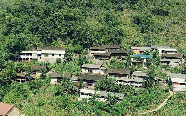 Bản làng của người Cờ Lao đã đổi thay với nhiều ngôi nhà kiên cố (Ảnh: Int)