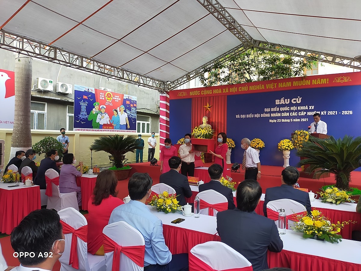 Thủ tục kiểm tra hòm phiếu và niêm phong hòm phiếu tại điểm bầu cử số 1 huyện An Lão, Hải Phòng