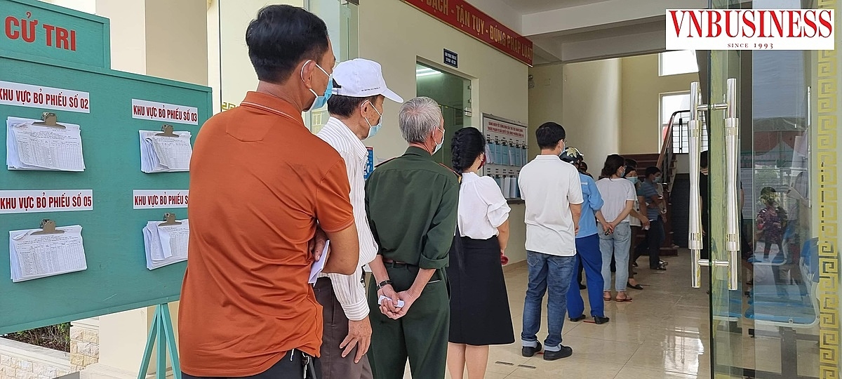 Song song với việc bầu cử, công tác phòng chống dịch tại các điểm bầu cử tại Hải Phòng diễn ra theo đúng quy định ( Ảnh chụp tại UBND phường Đằng Hải, quận Hải An, Hải Phòng).