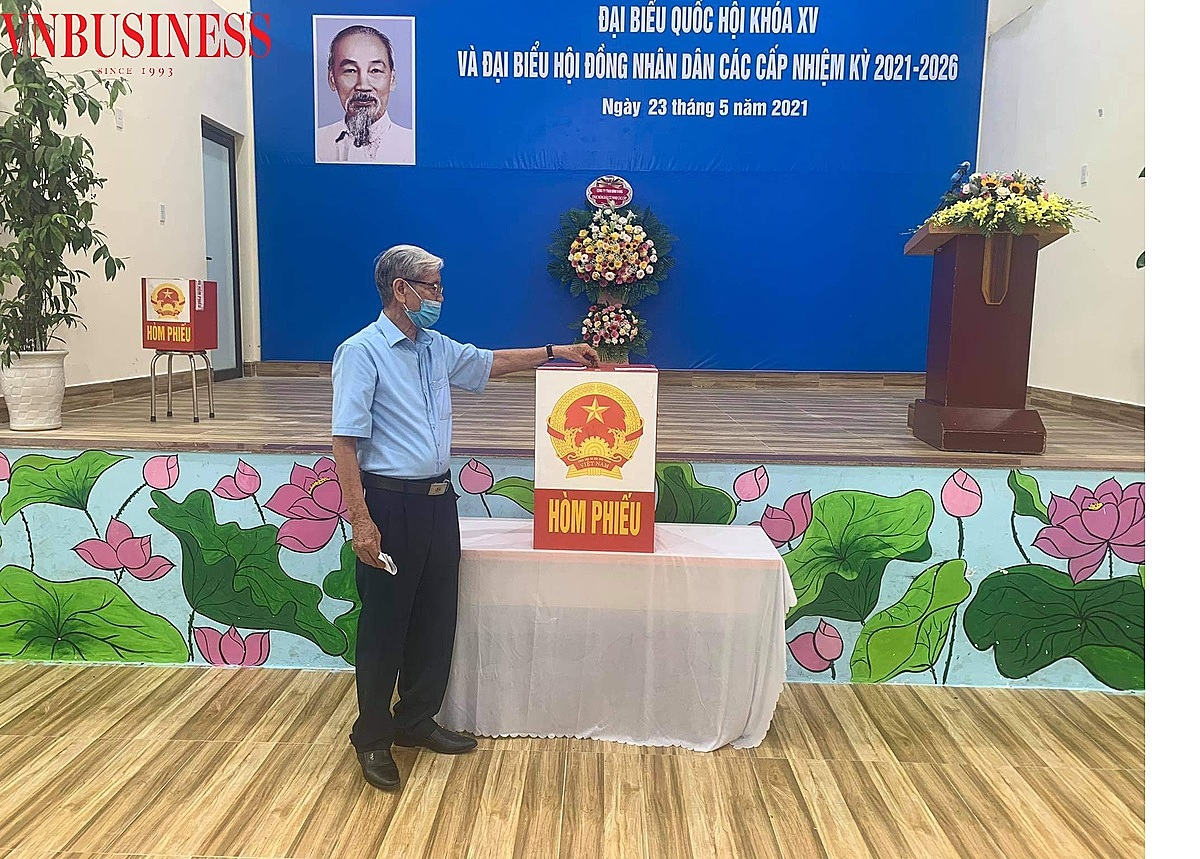 Ông Nguyễn Minh Đức đi bỏ phiếu.