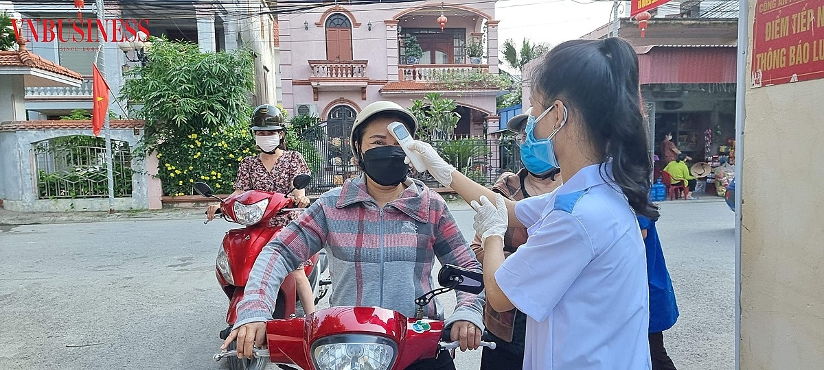 Người dân được đo thân nhiệt trước khi vào bỏ phiếu.