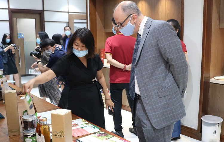 Hơn 90% thành viên AmCham phản hồi rằng đợt bùng phát dịch hiện nay đã ảnh hưởng đến hoạt động kinh doanh của họ tại Việt Nam.