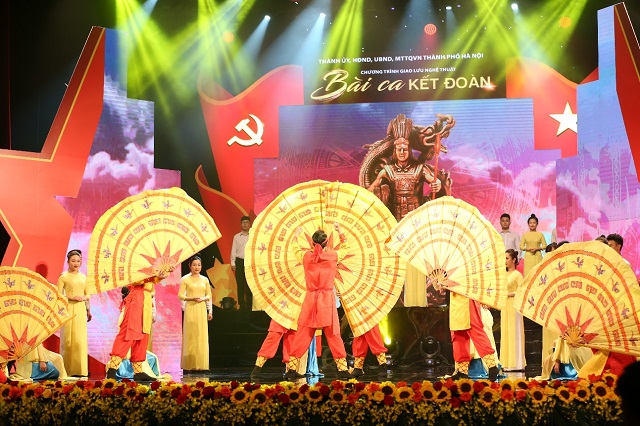 Chương trình giao lưu nghệ thuật với chủ đề Bài ca kết đoàn diễn ra tại Nhà hát Lớn Hà Nội.