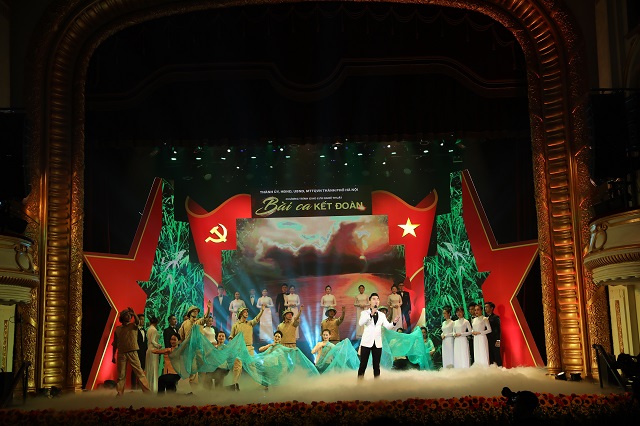 Chương trình nghệ thuật “Bài ca kết đoàn” mang tới không khí sôi động.