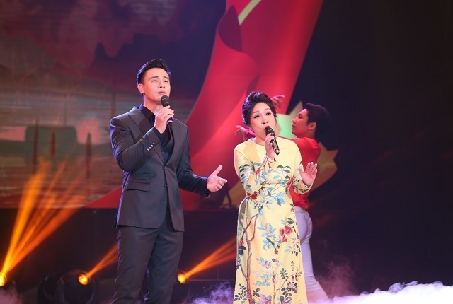 Ca sĩ Mỹ Linh biểu diễn trong chương trình.