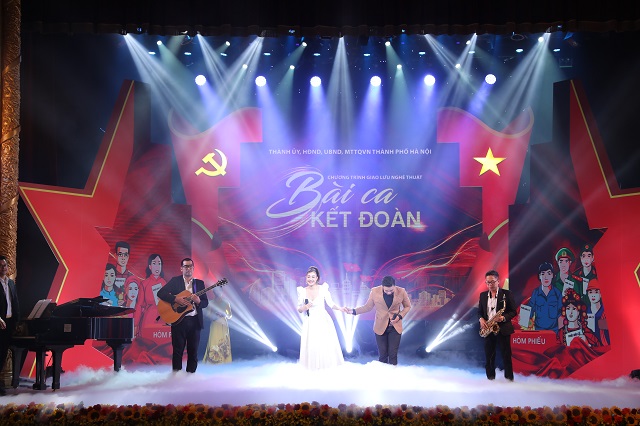 Khán giả được lắng nghe các ca khúc thể hiện tình yêu quê hương, đất nước.
