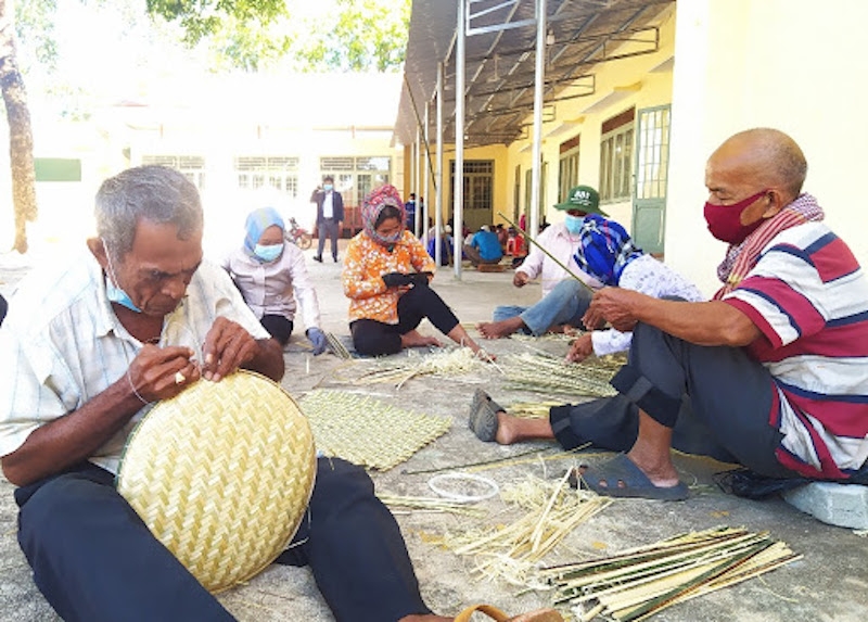 Phục hồi nghề đan lát giúp nhiều bà con Khmer xã Lộc Khánh thoát nghèo.