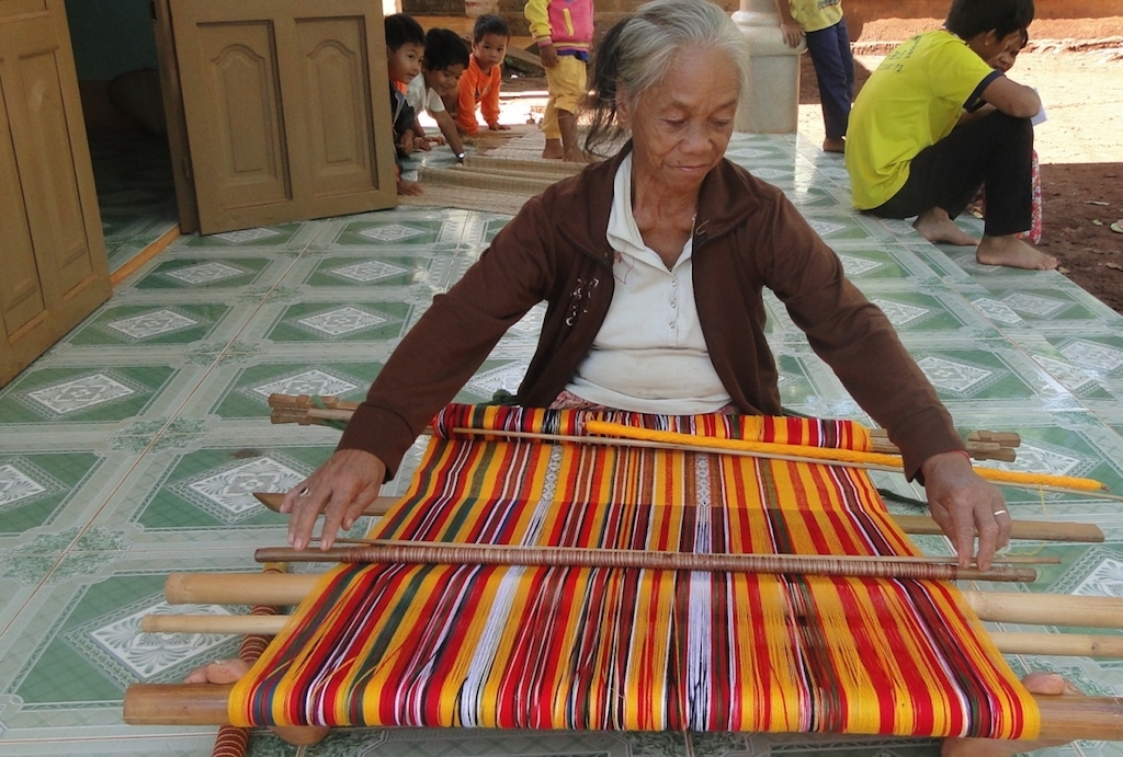 Nghề dệt thổ cẩm của người S’tiêng ở huyện Lộc Ninh được bảo tồn và lưu giữ khá tốt.