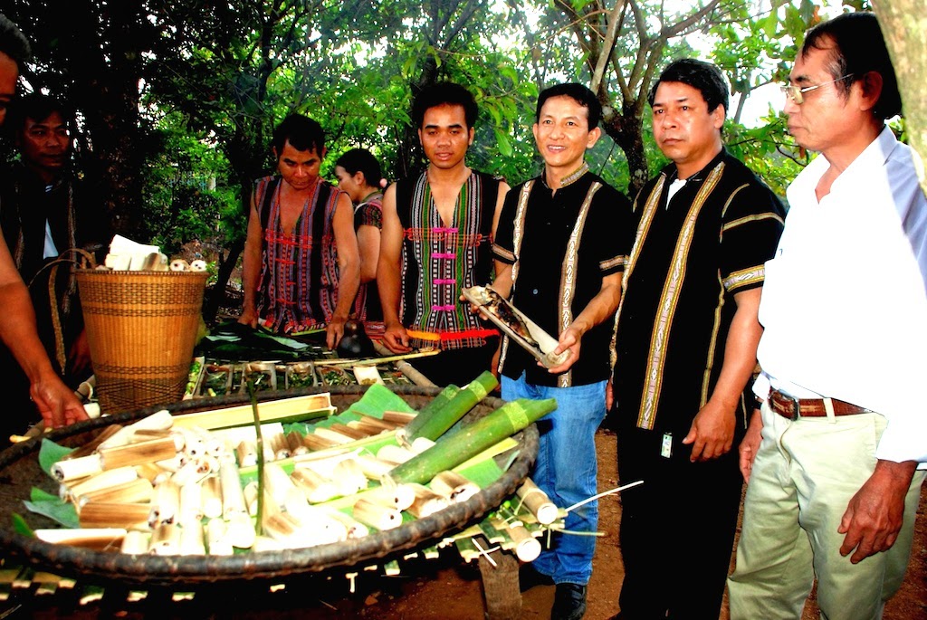 Giữ gìn bản sắc văn hoá và thay đổi nếp nghĩ, cách làm khi tham gia kinh tế hợp tác đã giúp nâng cao đời sống đồng bào dân tộc thiểu số ở huyện Lộc Ninh.