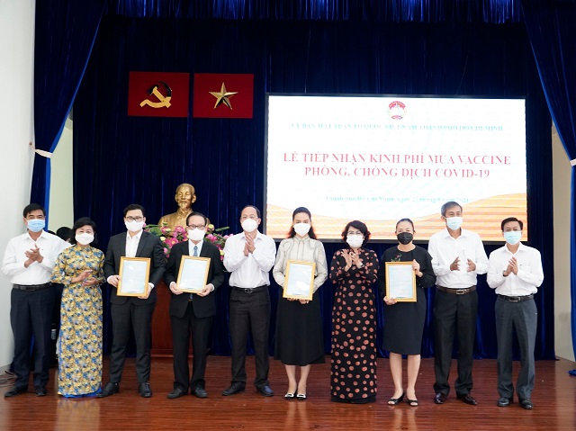 Các mạnh thường quân đóng góp tại buổi lễ ngày 27/5/2021.