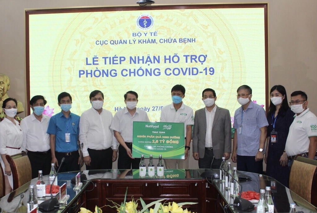 Chung tay cùng cả nước chống dịch Covid-1, lãnh đạo NutiFood và Ông Bầu trao tặng hàng trăm nghìn sản phẩm dinh dưỡng cho nhiều bệnh viện tuyến đầu.