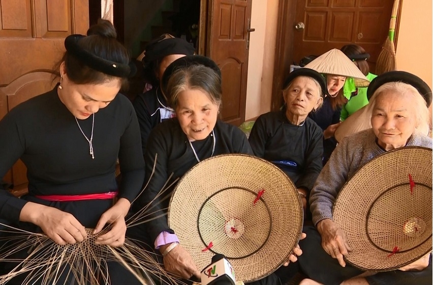 Nghề làm nón của người Tày ở Định Hóa đang bước đầu phát triển theo hướng hàng hóa.