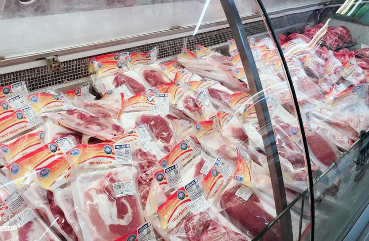 Sản xuất sạch nên sản phẩm thịt lợn của HTX Tín Nhiệm được các siêu thị, chuỗi cửa hàng bày bán và giao dịch thông qua thương mại điện tử.