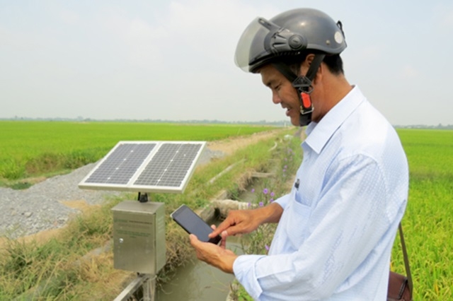 Việc sản xuất của người dân đỡ vất vả nhờ ứng dụng mô hình trồng lúa thông minh.