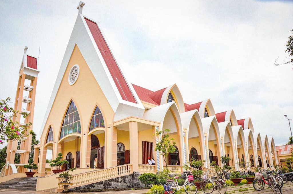 Để phòng chống dịch Covid-19, Giáo phận Xuân Lộc chú trọng thực hiện giãn cách, giảm bớt số người tham dự mỗi thánh lễ.