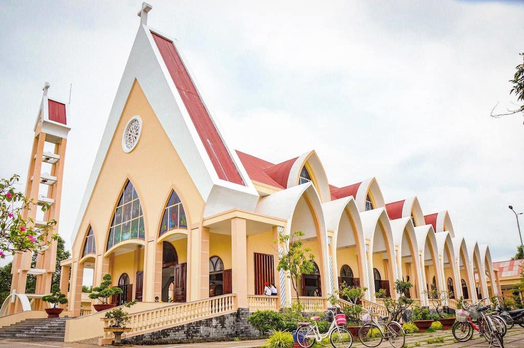 Để phòng chống dịch Covid-19, Giáo phận Xuân Lộc chú trọng thực hiện giãn cách, giảm bớt số người tham dự mỗi thánh lễ.