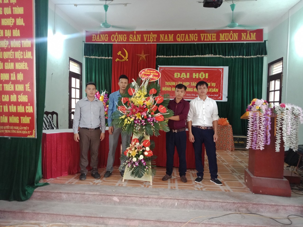 Anh Trần Văn Công Giám đốc HTX Tam Xuân (thứ hai từ phải sang) cùng các thành viên HTX ngày ra mắt.