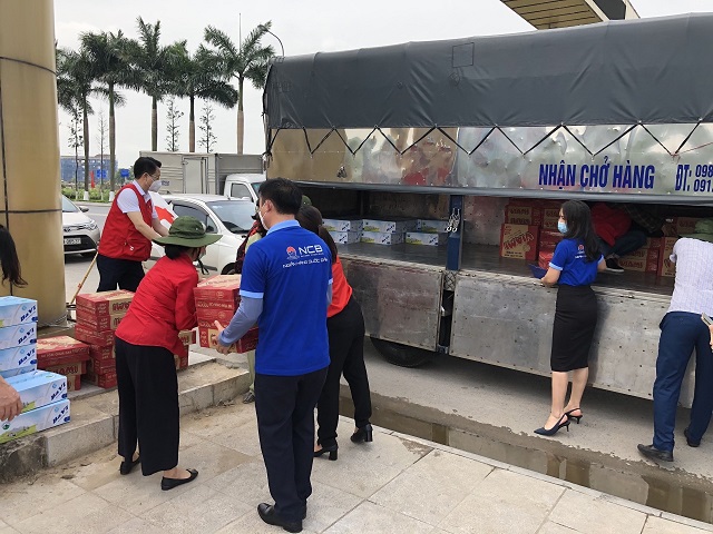 Các hiện vật là mũ chắn giọt bắn, khẩu trang, dung dịch sát khuẩn, đồ ăn liền… được chuyển đến địa chỉ phòng chống dịch.