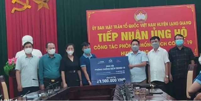 Đại diện Quỹ HTX trao tiền và hiện vật tại nơi cách ly huyện Lạng Giang.
