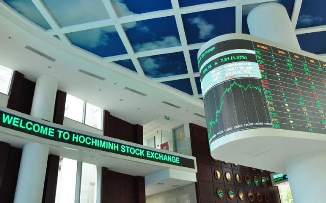 HoSE đóng cửa phiên giao dịch chiều ngày 1/6 do lượng giao dịch tăng đột biến.