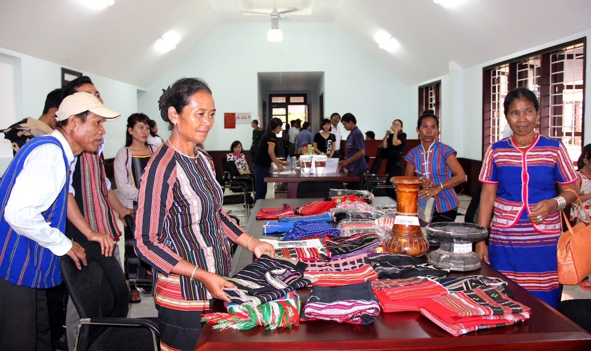 Sản phẩm thổ cẩm của người S’tiêng được bày bán tại Khu bảo tồn văn hóa dân tộc S’tiêng Sóc Bom Bo.