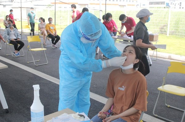 Công nhân khu công nghiệp Tràng Duệ lấy mẫu xét nghiệm Covid-19