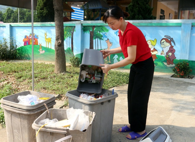 Người dân chủ động để rác đúng nơi quy định nhằm tạo thuận lợi cho việc thu gom, vận chuyển.