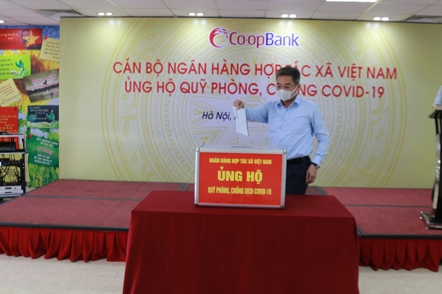 Đồng chí Nguyễn Quốc Cường – Chủ tịch HĐQT Ngân hàng Hợp tác xã Việt Nam ủng hộ Quỹ phòng, chống Covid-19