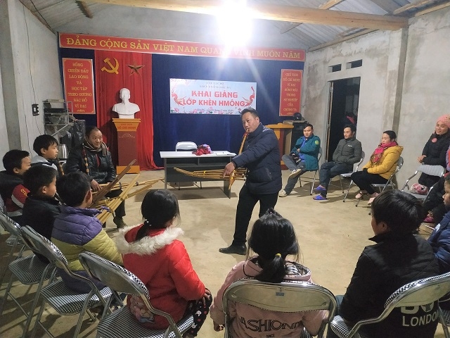 Đảng viên Giàng A Hải cùng các nghệ nhân dạy múa khèn cho các học viên nhí (Ảnh:TL)