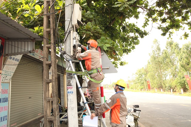 Công ty Điện lực Hải Phòng đã xây dựng phương án và bố trí CBNV ứng trực 24/24h để đảm bảo cung cấp điện và xử lý sự cố điện một cách nhanh nhất