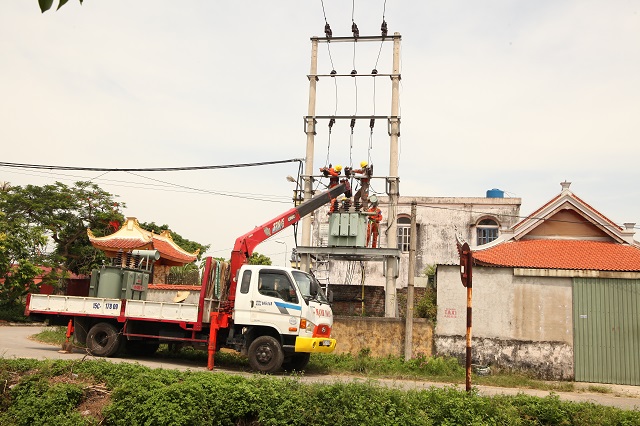 Mặc dù thời tiết nắng nóng, nhưng ngay giữa trưa, công nhân ngành điện Hải Phòng vẫn miệt mài đến khắp các quận, huyện khắc phục sự cố.