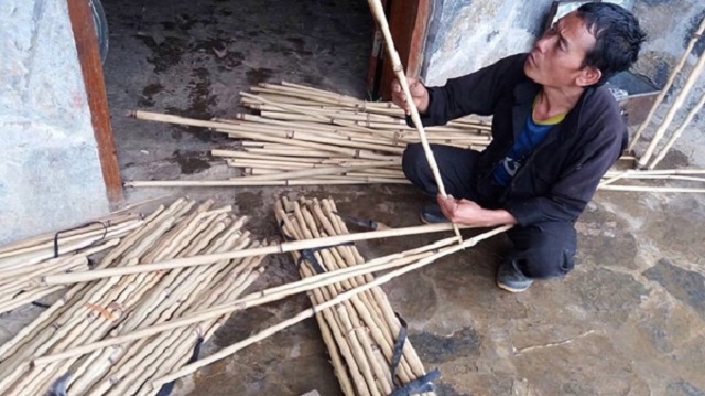 Nghệ nhân Ly Sính Hờ của THT khèn Mông xã Sủng Trái lựa chọn kỹ lưỡng từng ống trúc để tạo nên những chiếc khèn tinh xảo (Ảnh:TL).