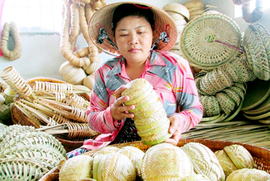 Đan đát là nghề truyền thống của xã đang tạo việc làm, tạo thu nhập cho hàng trăm lao động (Ảnh TL).