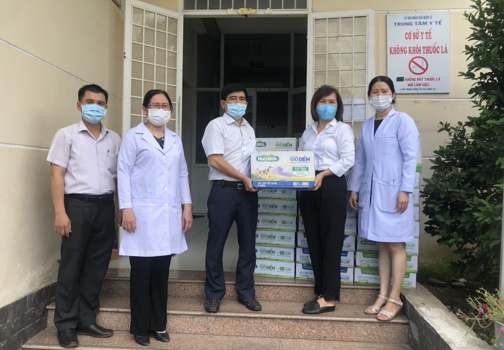 Các sản phẩm dinh dưỡng được doanh nghiệp trao cho đội ngũ y bác sỹ đang làm việc hết công suất tại “vùng dịch” ở phường Thạnh Lộc (quận 12).