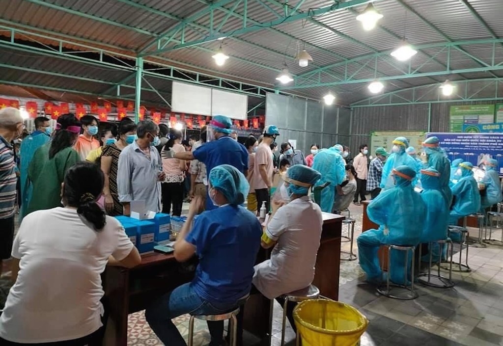Hàng ngàn người dân ở những địa bàn có dịch Covid-19 tại Tp.HCM được lấy mẫu xét nghiệm.