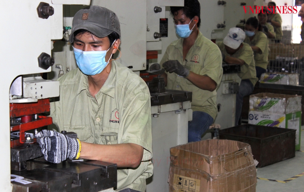 Giá nguyên vật liệu sản xuất tăng chóng mặt khiến nhiều doanh nghiệp “thấm đòn”.