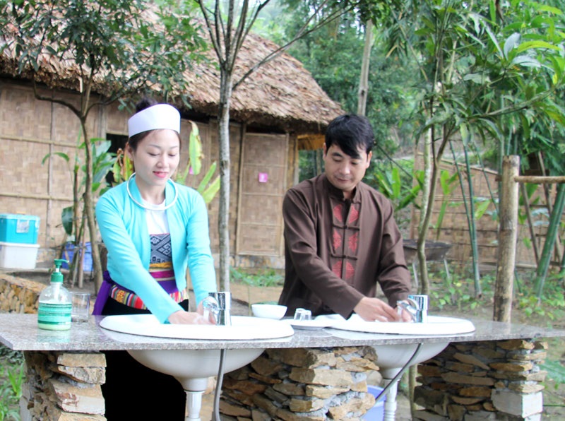 Đồng bào Mường ở bản Ngòi học cách làm du lịch bền vững.