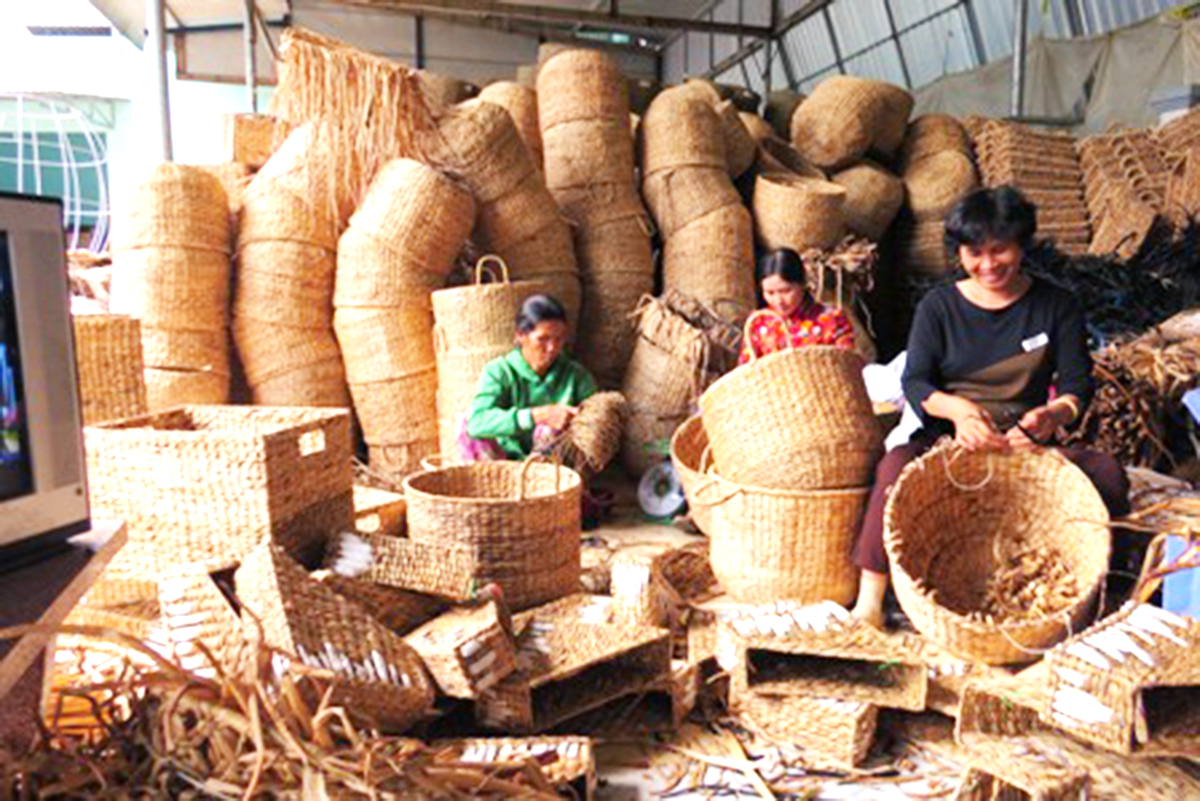 Nghề đan lục bình đang tạo thêm nguồn thu nhập ổn định cho nhiều lao động nữ ở Vĩnh Thạnh (Ảnh TL).