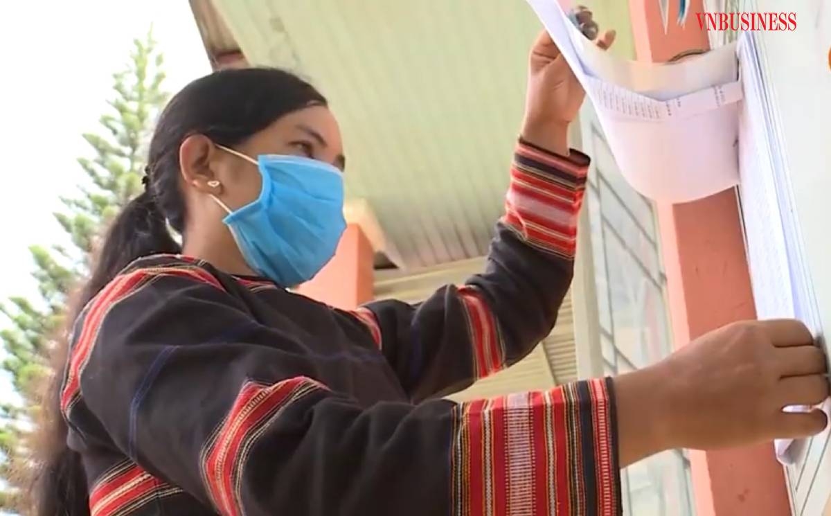 Thành viên tổ tiết kiệm và vay vốn đang tham khảo thủ tục vay vốn để đầu tư sản xuất.