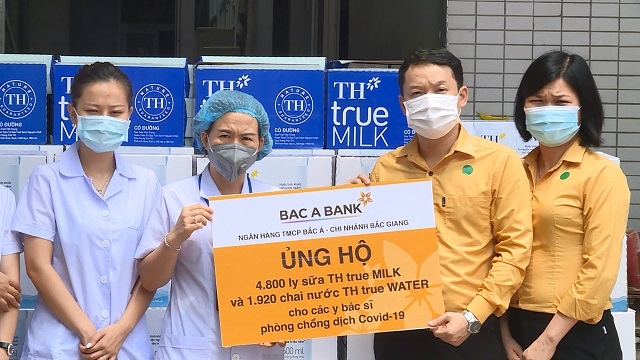 Ngân hàng BAC A BANK chi nhánh Bắc Giang ủng hộ sữa cho khu cách ly.