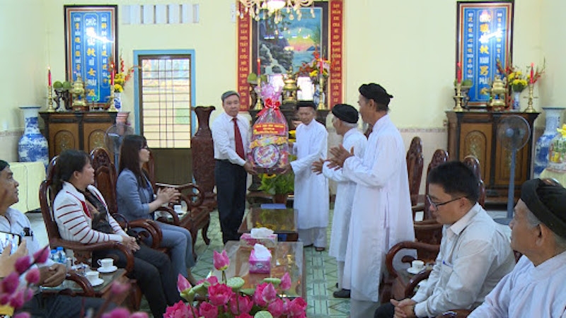 Các tín đồ đạo Cao Đài tích cực đóng góp vào sự ổn định chính trị, phát triển kinh tế - xã hội của tỉnh Bến Tre.