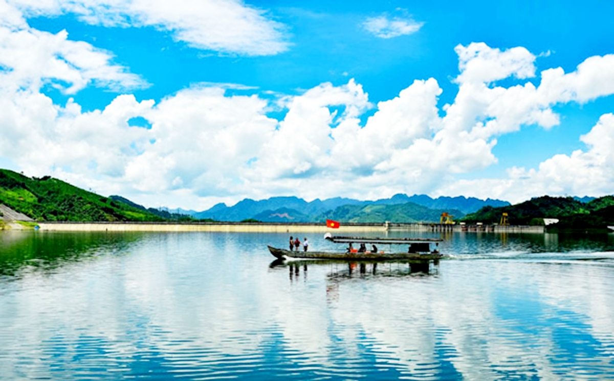 Hồ sinh thái Na Hang có nhiều tiềm năng nuôi trồng thủy sản gắn với du lịch trải nghiệm.