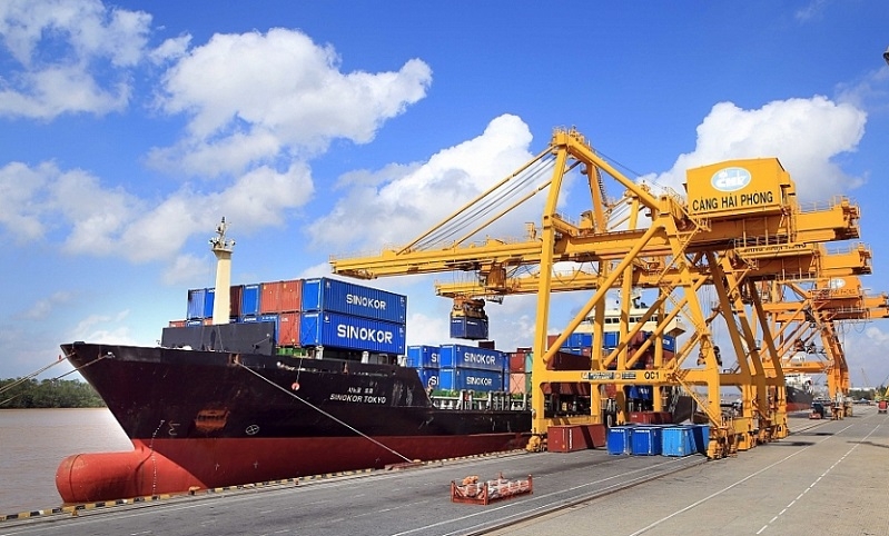 Tốc độ tăng kim ngạch nhập khẩu cao hơn xuất khẩu khiến cán cân thương mại hàng hóa 5 tháng đầu năm nhập siêu 369 triệu USD (Ảnh: Int)