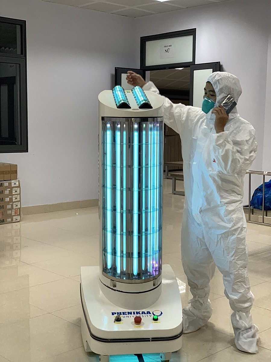 Robot khử khuẩn Phenikaa đang được vận hành tại Bệnh viện dã chiến số 2 Bắc Giang.