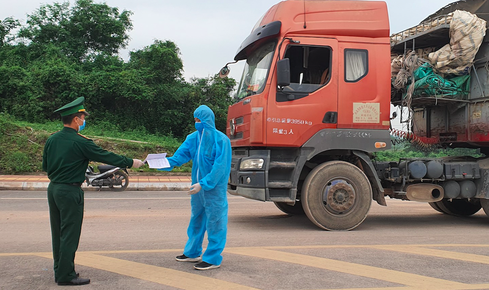 Đề nghị cấp sổ thông hành cho lái xe chở hàng xuất khẩu qua cửa khẩu biên giới.