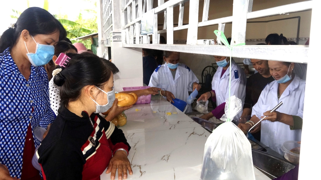 Các tín đồ Phật giáo Hoà Hảo ở An Giang thường xuyên tổ chức các bếp ăn từ thiện phục vụ cộng đồng.