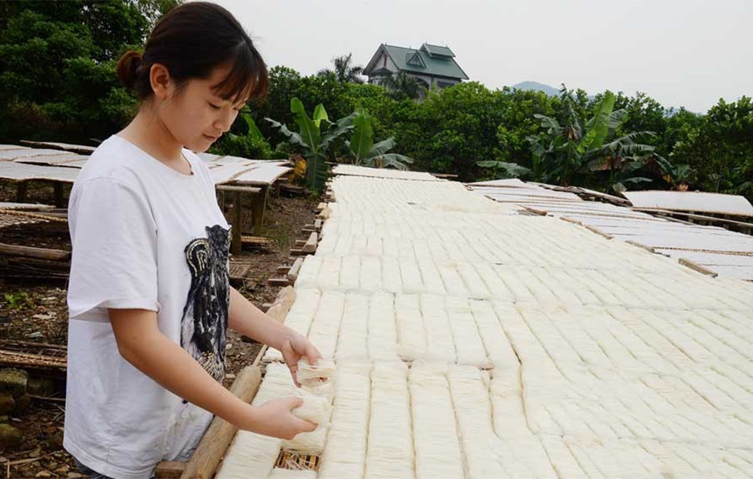 Sản phẩm mì gạo của HTX Nam Dương Linh Dư dù sản xuất theo tiêu chuẩn sạch nhưng cũng gặp khó khăn trong tiêu thụ vì dịch Covid-19.